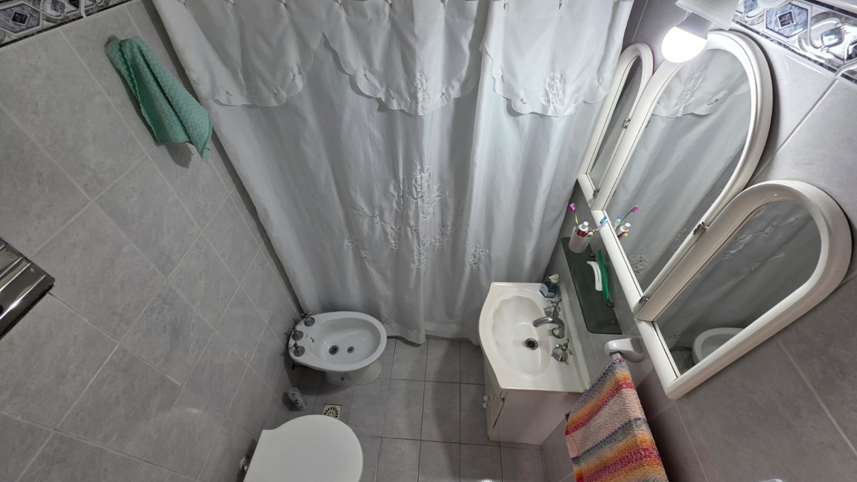 Hermoso departamento en pleno centro de 2 1/2 ambientes con muy bajas expensas!!