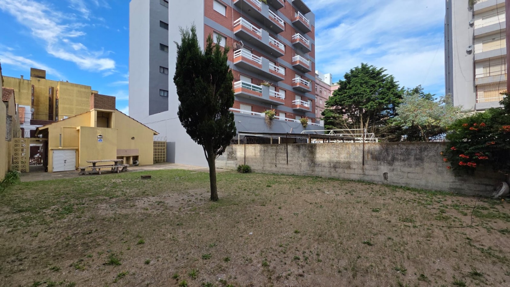 Excelente opcion de inversion!!! ideal para desarrollo comercial y/o vivienda permanente.