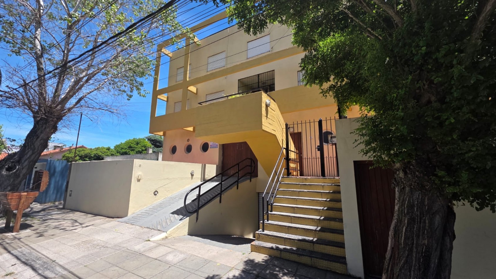 2 Ambientes al frente en pleno centro