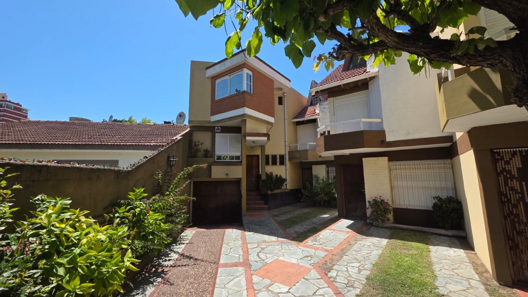 Triplex con cochera cubierta a 3 cuadras del mar.