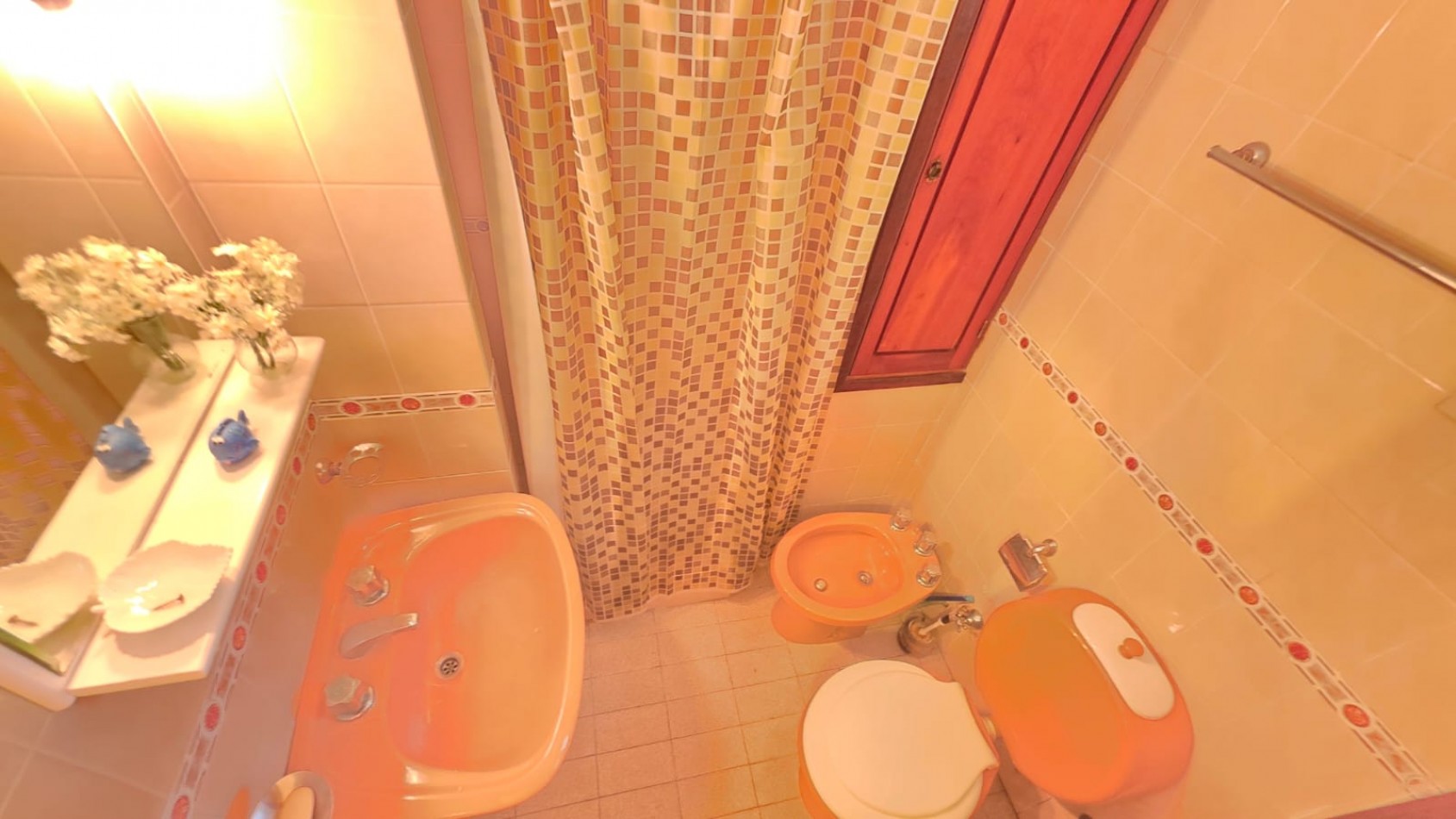 Triplex con cochera cubierta a 3 cuadras del mar.