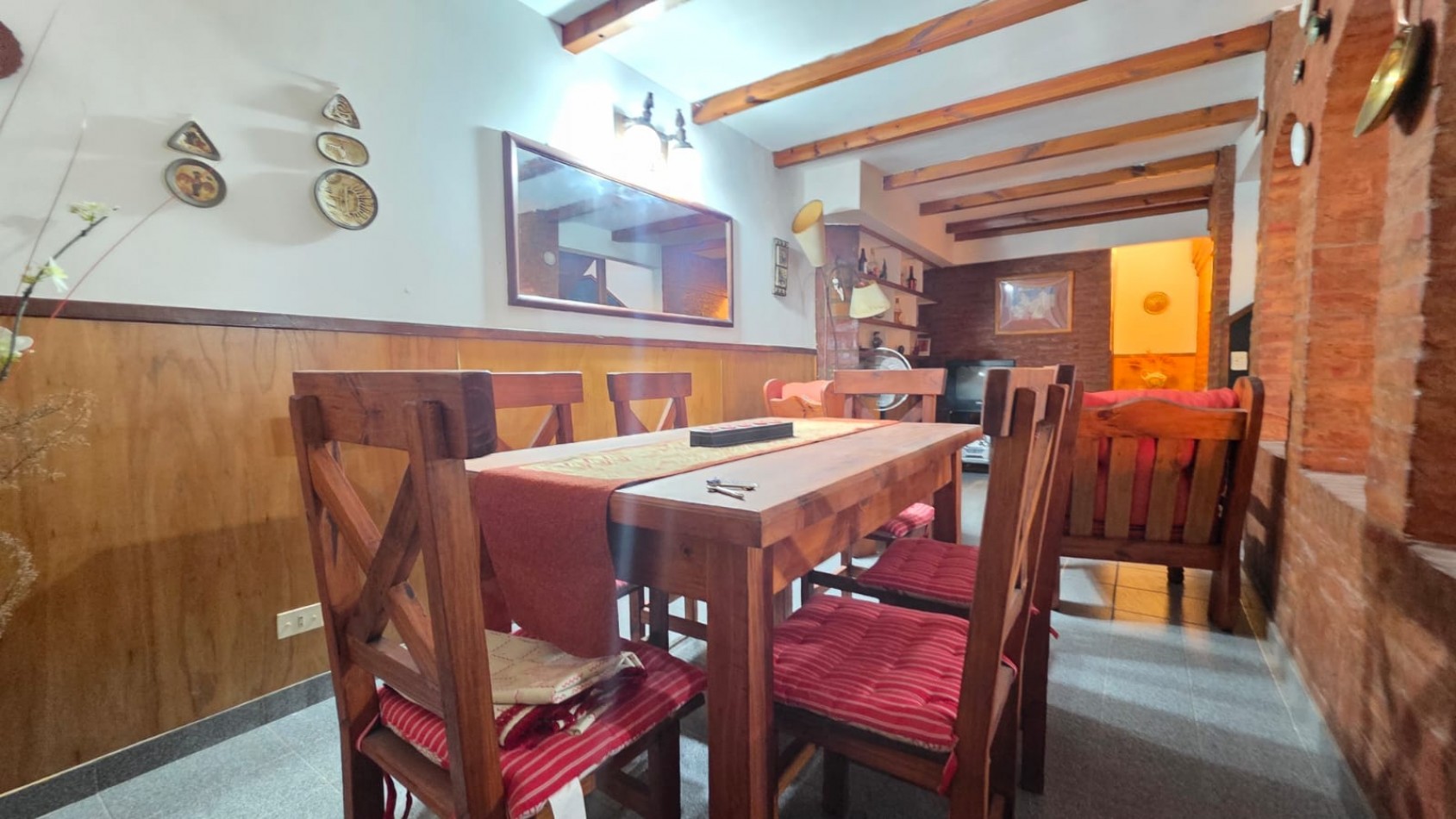 Triplex con cochera cubierta a 3 cuadras del mar.