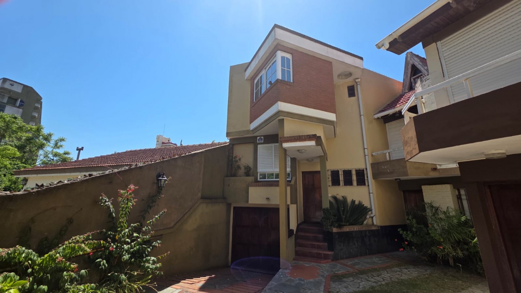 Triplex con cochera cubierta a 3 cuadras del mar.