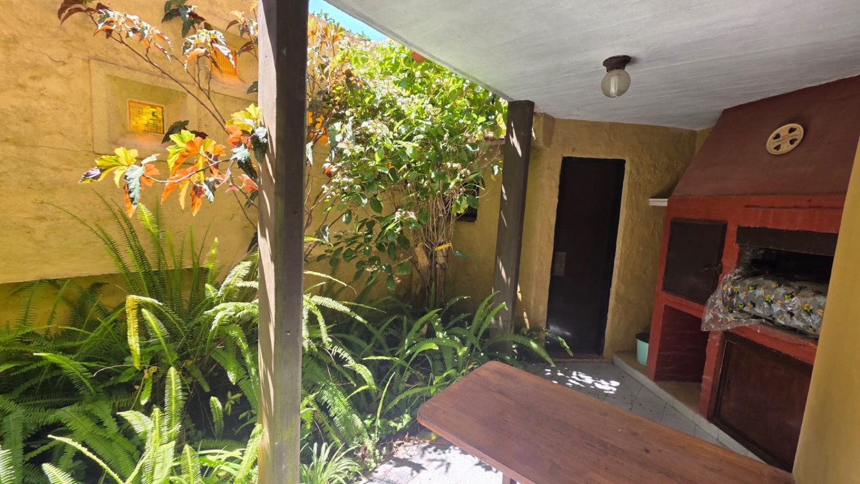 Triplex con cochera cubierta a 3 cuadras del mar.