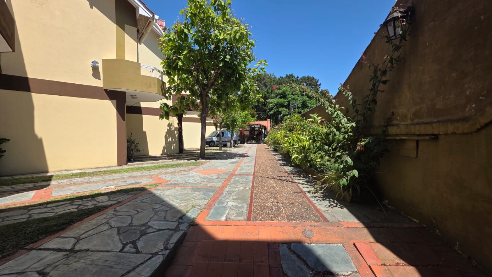 Triplex con cochera cubierta a 3 cuadras del mar.