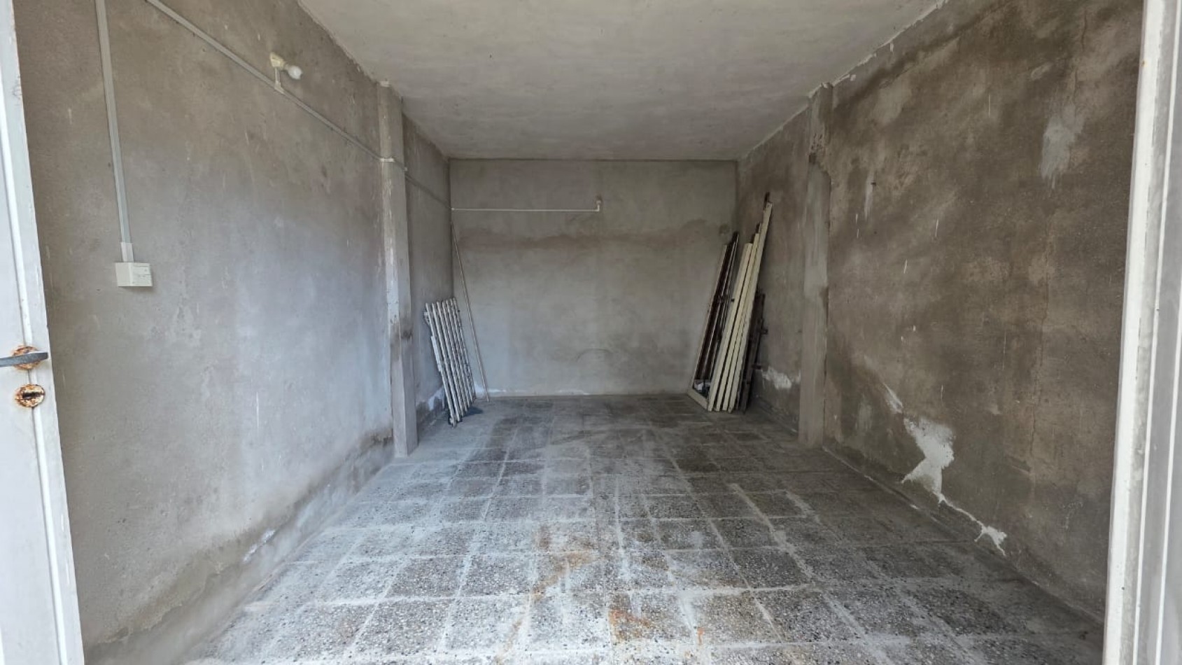 OPORTUNIDAD - 3 AMB CON GARAJE Y GAS NATURAL A REMODELAR!!!