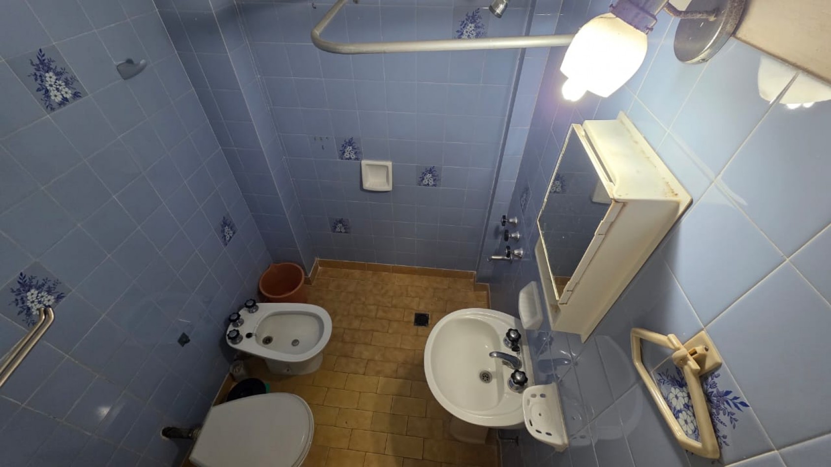 OPORTUNIDAD - 3 AMB CON GARAJE Y GAS NATURAL A REMODELAR!!!