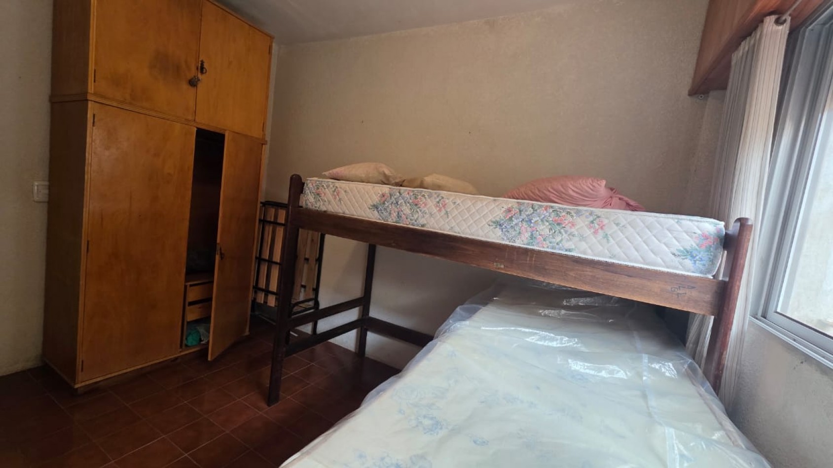 OPORTUNIDAD - 3 AMB CON GARAJE Y GAS NATURAL A REMODELAR!!!