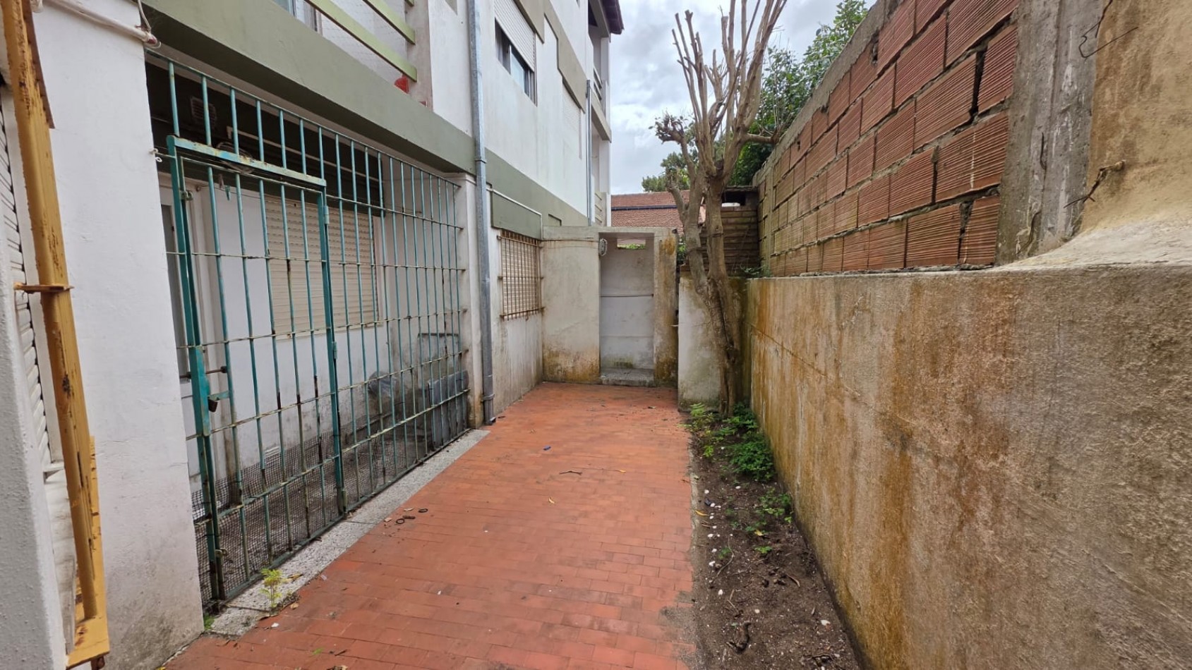 OPORTUNIDAD - 3 AMB CON GARAJE Y GAS NATURAL A REMODELAR!!!