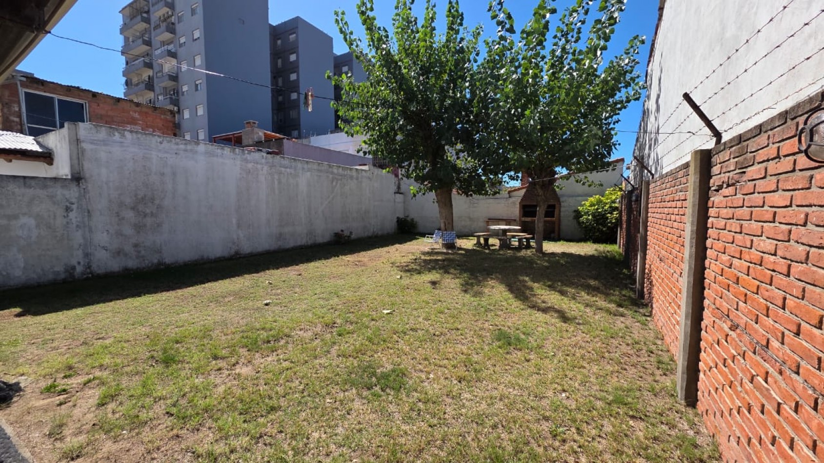 Complejo de 4 Departamentos sobre lote de 400mts - Pleno centro - Gran Oportunidad de inversion!!!