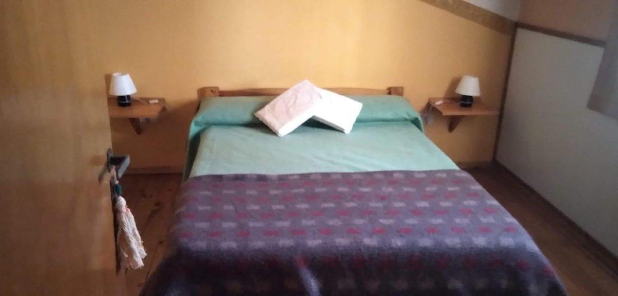 Complejo de Departamentos y Local.- Ubicado en Pleno centro de Mar de Ajo