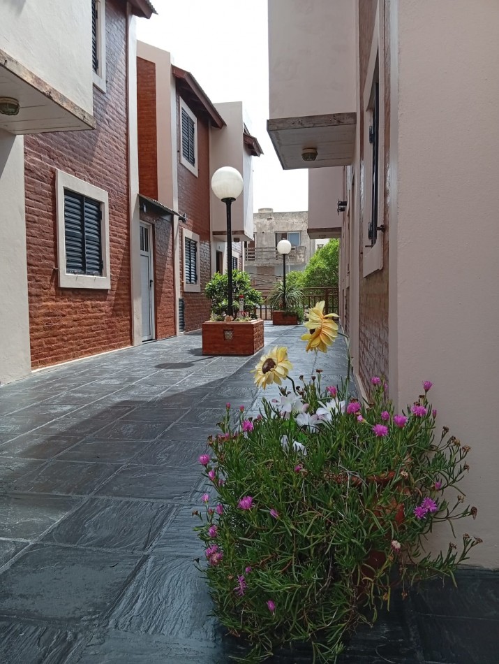 Complejo de Departamentos y Local.- Ubicado en Pleno centro de Mar de Ajo