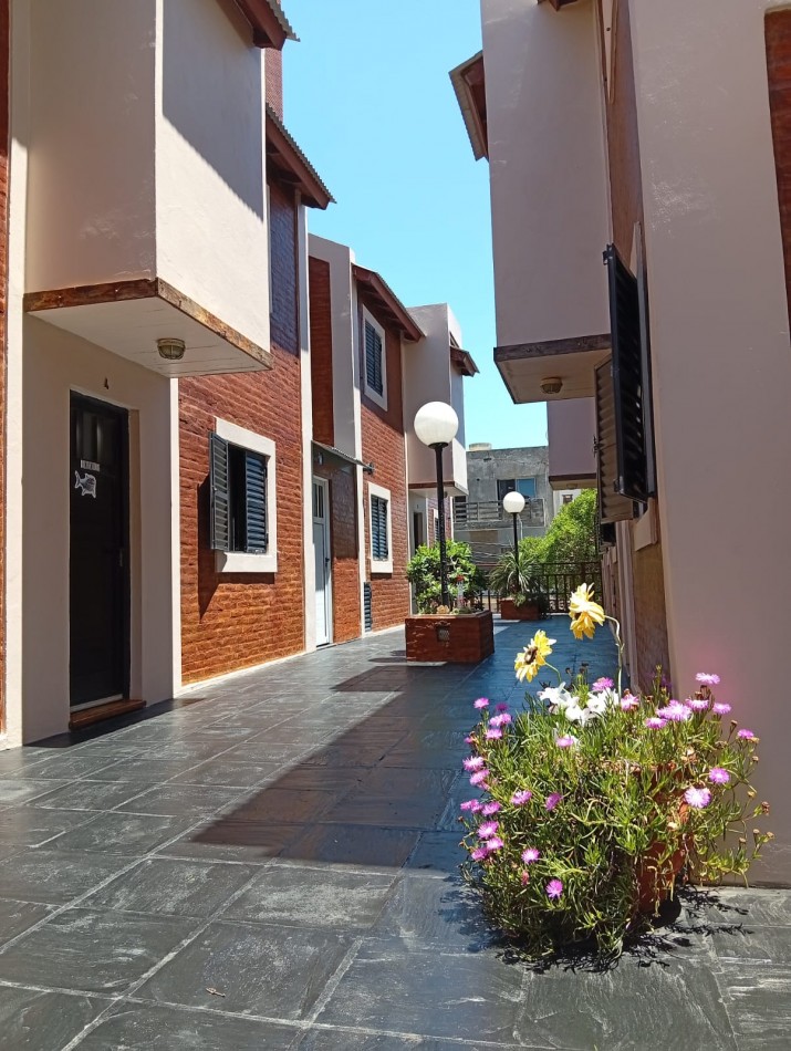 Complejo de Departamentos y Local.- Ubicado en Pleno centro de Mar de Ajo