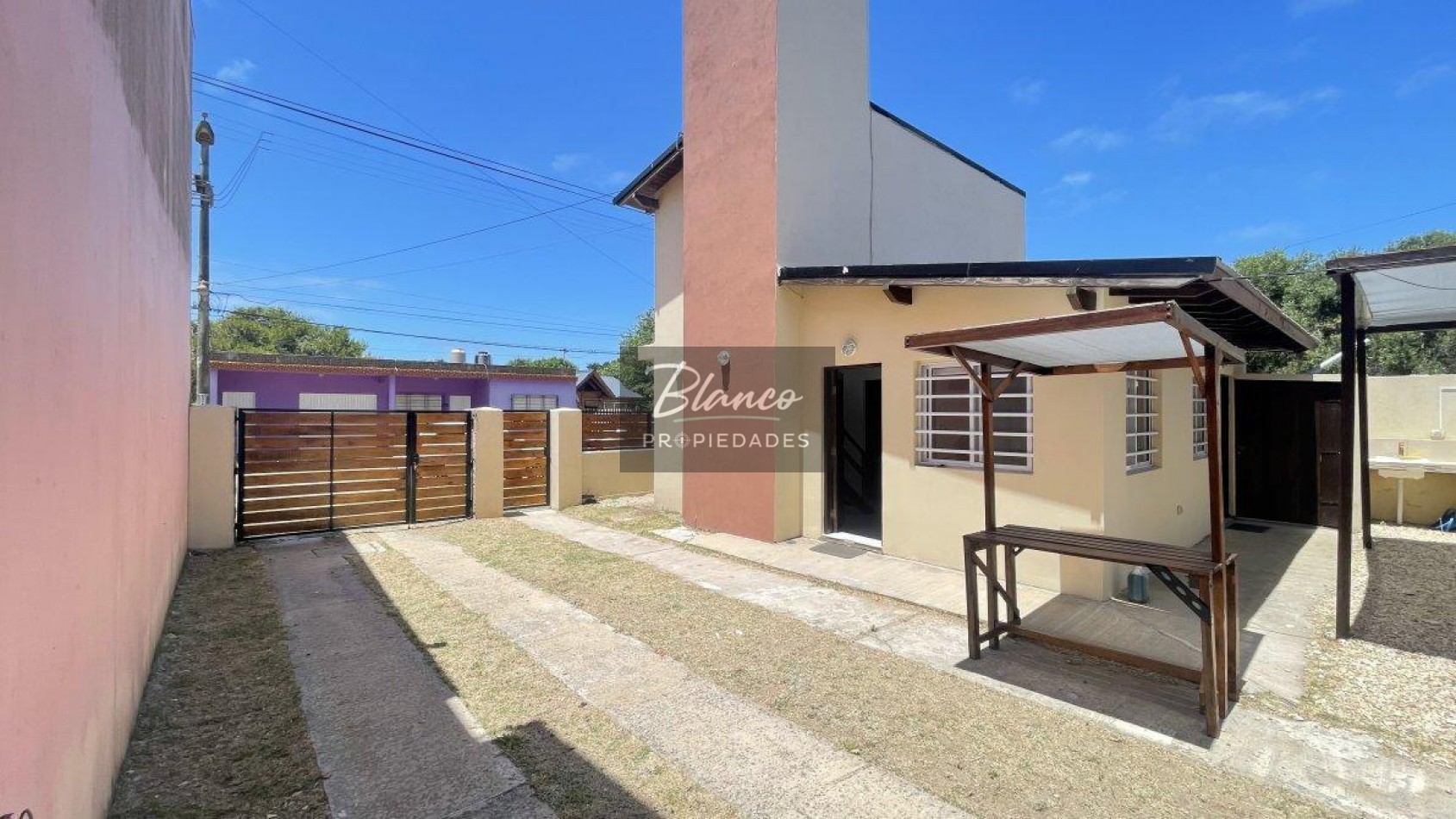 OPORTUNIDAD - CASA DE 3 AMBIENTES A MTS DEL MAR!!!