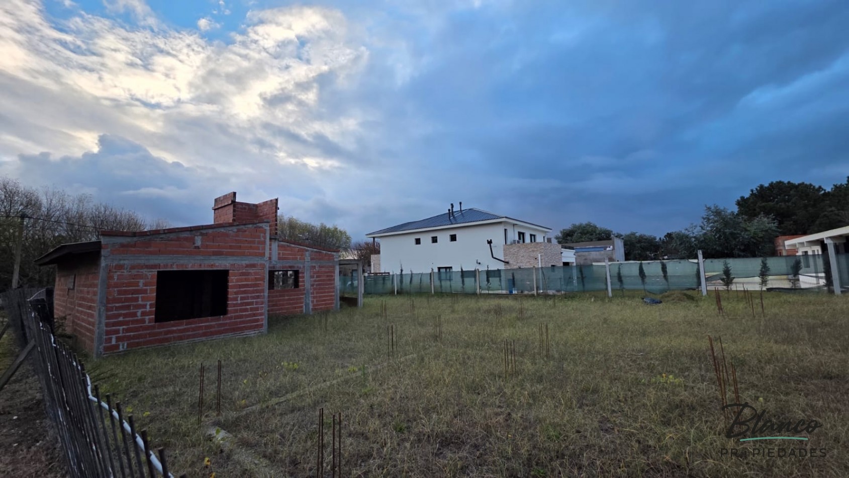 IDEAL PARA VIVIENDA PERMANENTE - CASA A TERMINAR EN BARRIO SAN RAFAEL