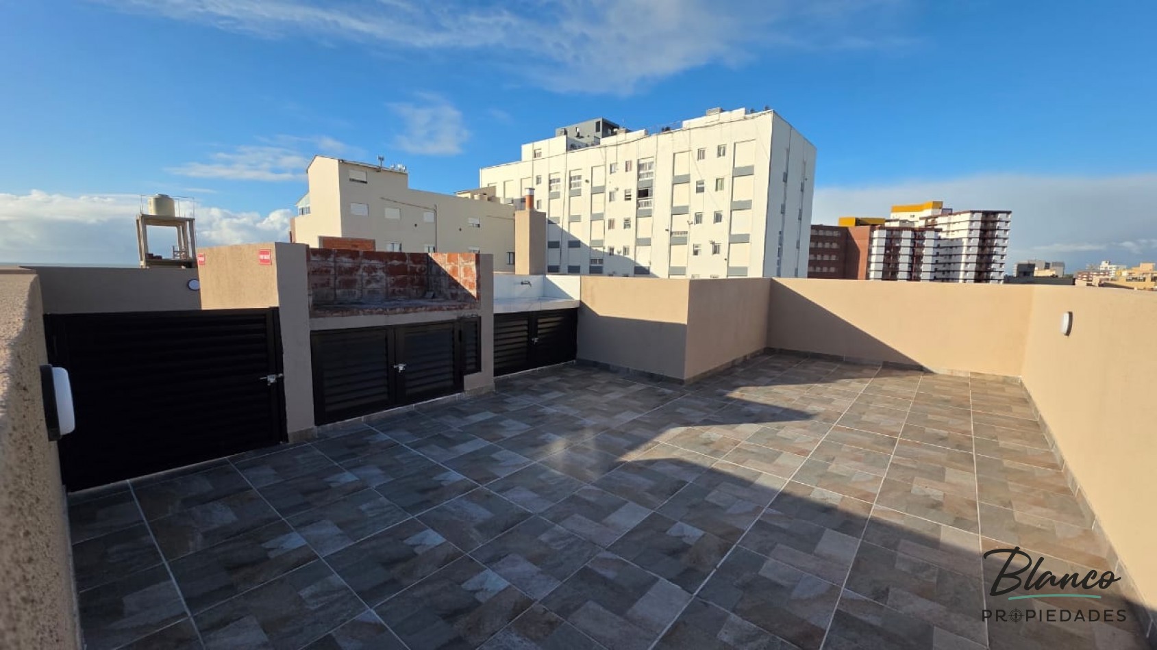 HERMOSO DPTO DE 3 AMBIENTES A MTS DEL MAR CON TERRAZA PROPIA!!!