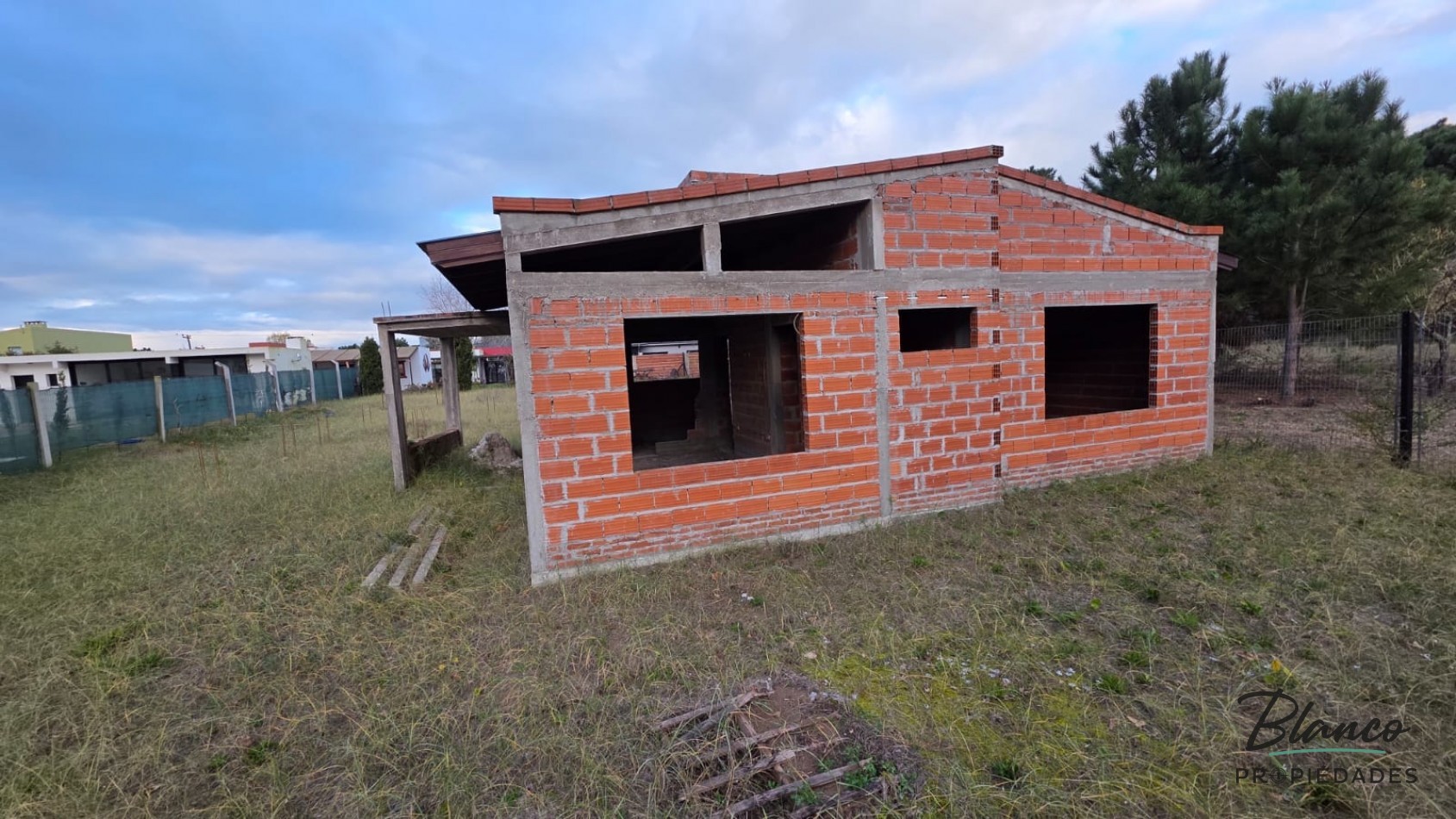 IDEAL PARA VIVIENDA PERMANENTE - CASA A TERMINAR EN BARRIO SAN RAFAEL