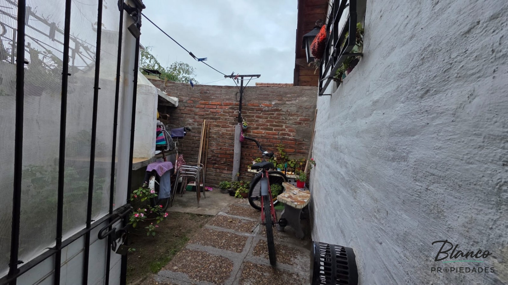 ¡IMPECABLE! PH al Frente 3 Ambientes con Todos los Servicios, Garage y Quincho