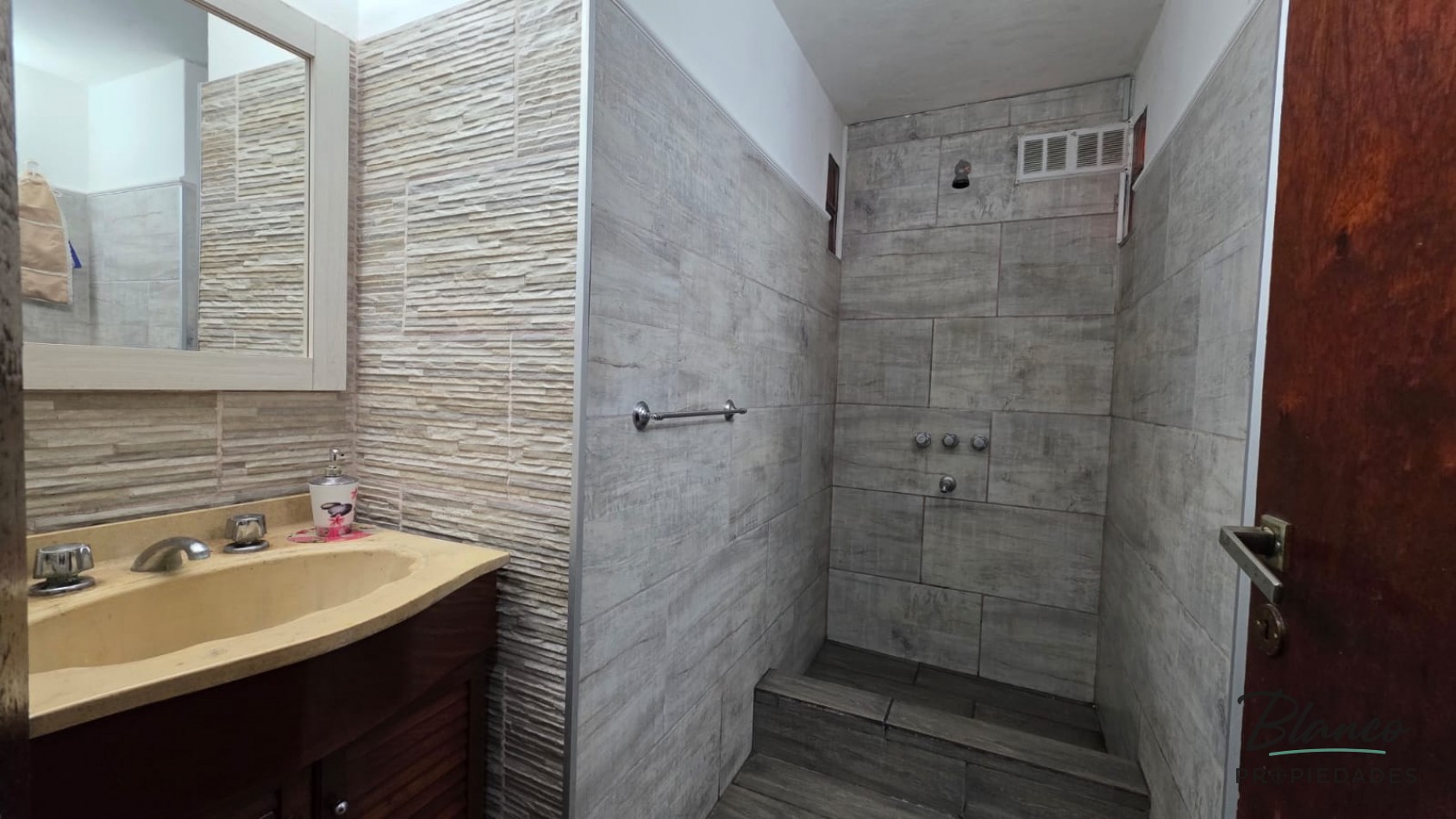 ¡IMPECABLE! PH al Frente 3 Ambientes con Todos los Servicios, Garage y Quincho