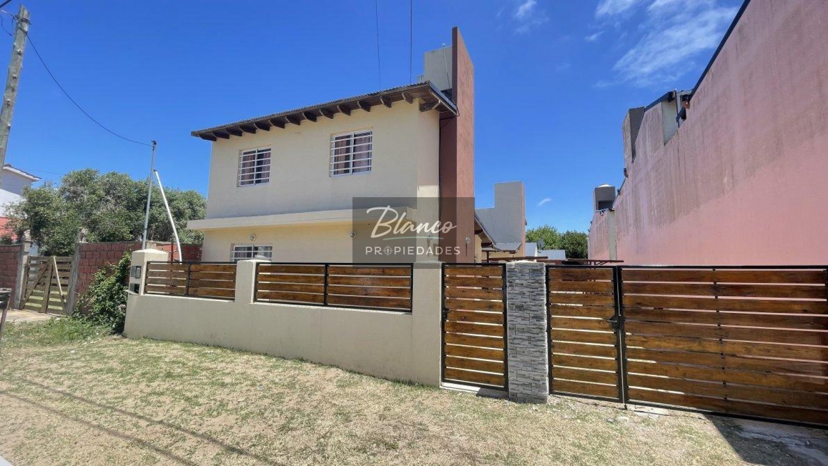 OPORTUNIDAD - CASA DE 3 AMBIENTES A MTS DEL MAR!!!