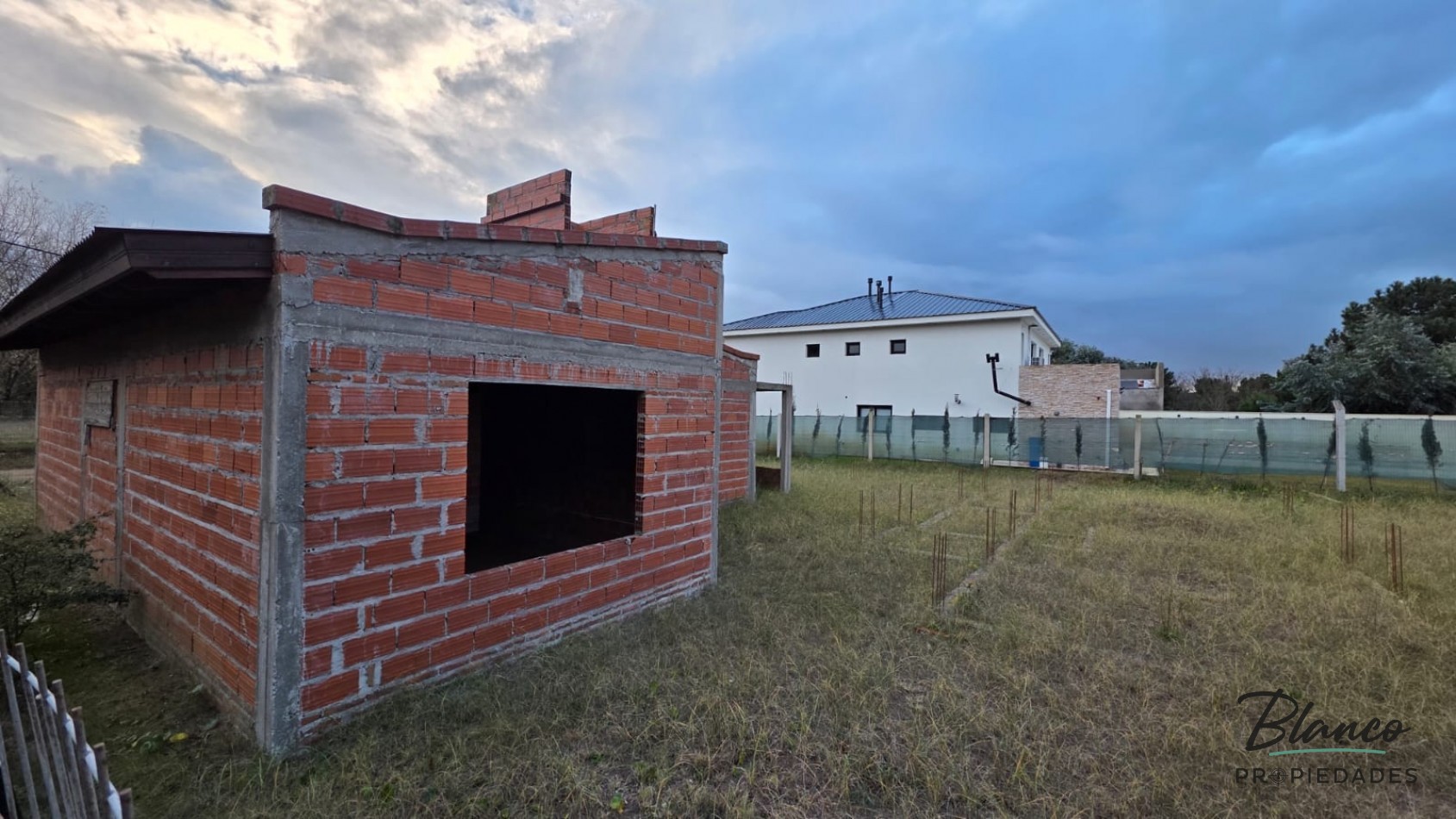 IDEAL PARA VIVIENDA PERMANENTE - CASA A TERMINAR EN BARRIO SAN RAFAEL