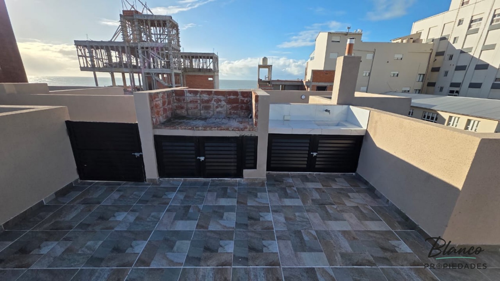 HERMOSO DPTO DE 3 AMBIENTES A MTS DEL MAR CON TERRAZA PROPIA!!!