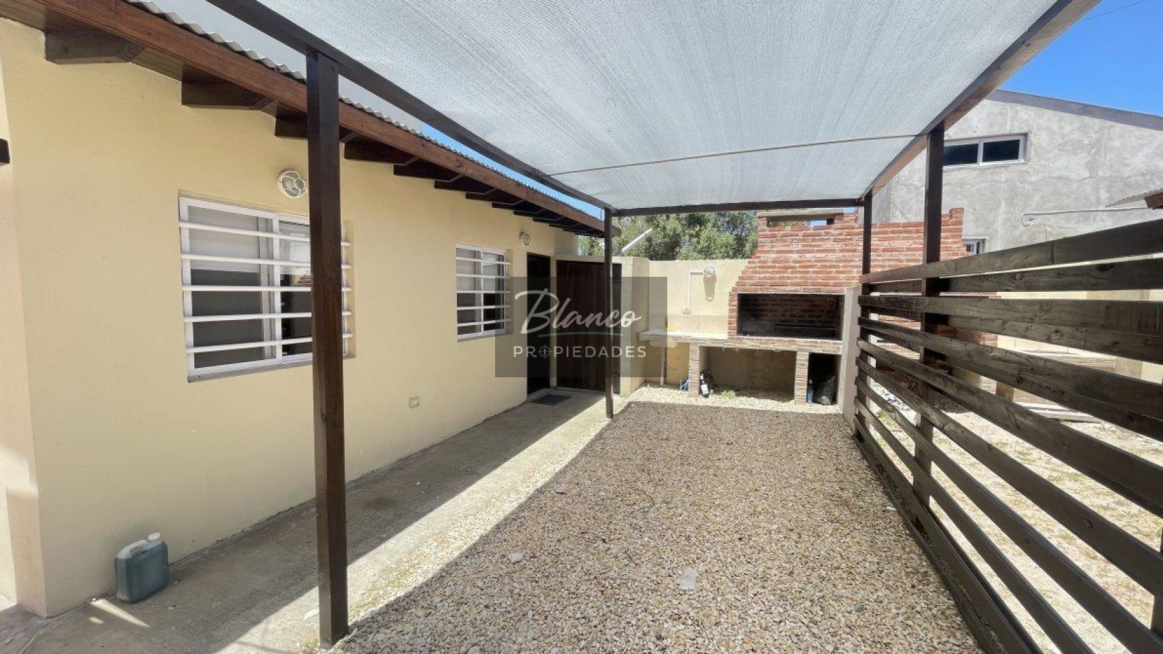 OPORTUNIDAD - CASA DE 3 AMBIENTES A MTS DEL MAR!!!