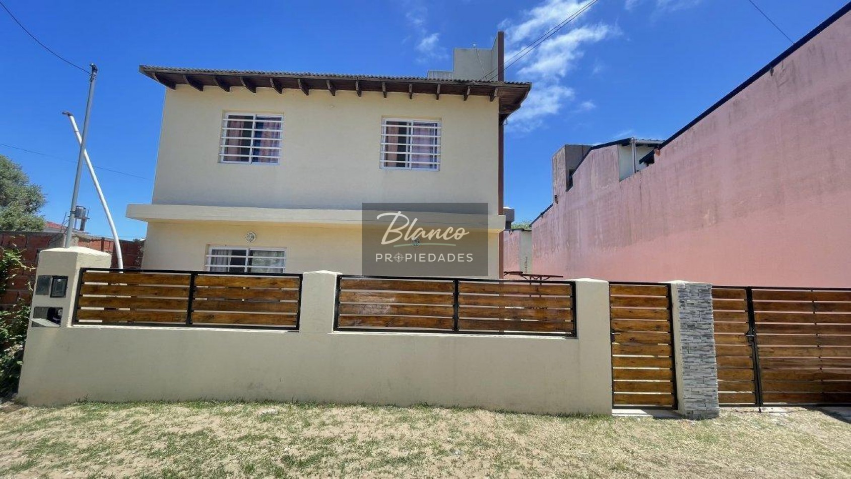 OPORTUNIDAD - CASA DE 3 AMBIENTES A MTS DEL MAR!!!