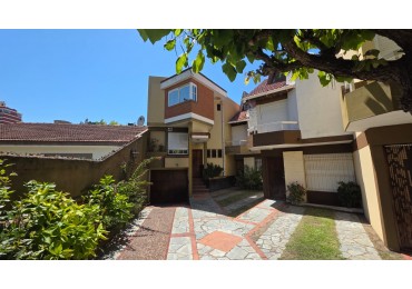 Triplex con cochera cubierta a 3 cuadras del mar.