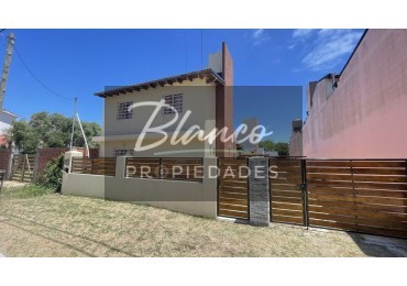 OPORTUNIDAD - CASA DE 3 AMBIENTES A MTS DEL MAR!!!